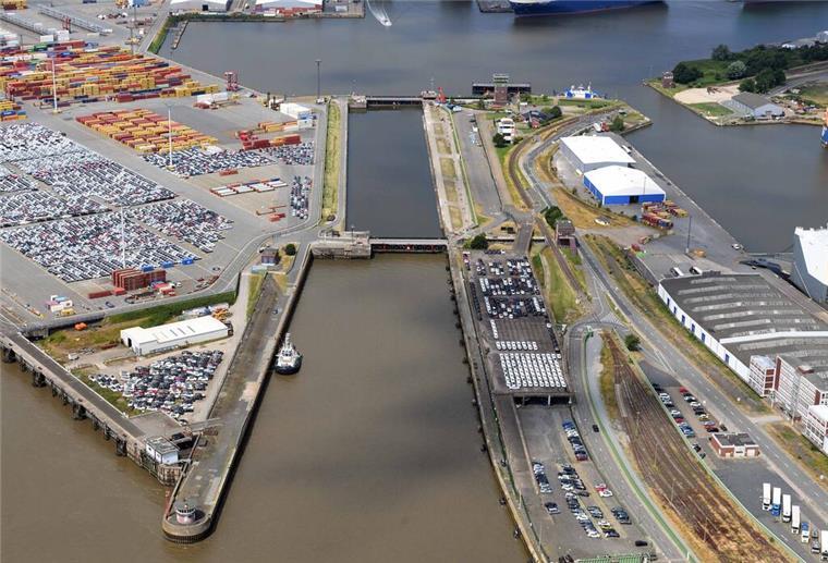 Die Nordschleuse in Bremerhaven aus der Luft.