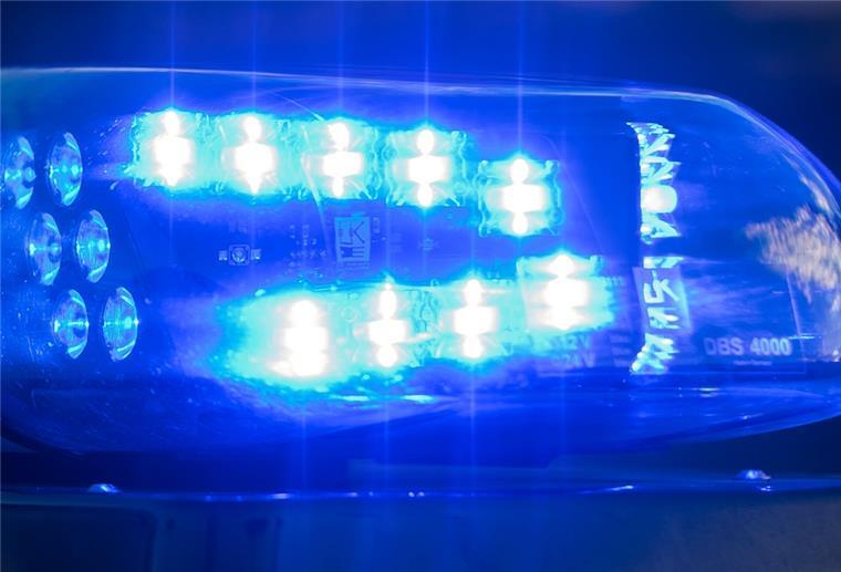 Schock in Leherheide: Männer wüten vor Notunterkunft Das Blaulicht auf einem Fahrzeug der Polizei leuchtet in der Dunkelheit.
