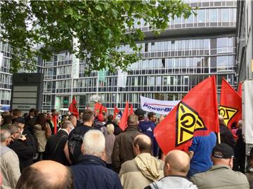 Vor der Senvion-Zentrale in Hamburg demonstrieren die Beschäftigten der von Schließung bedrohten Werke. Foto Lorenz