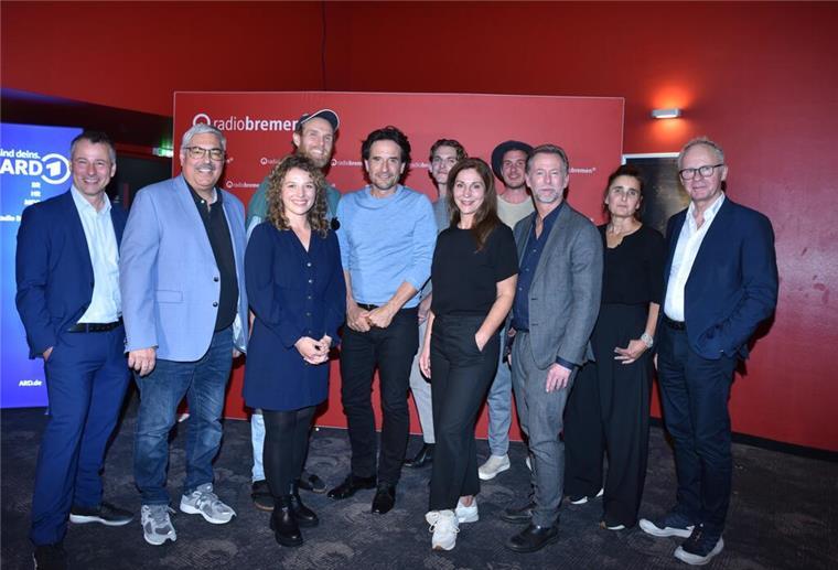 Preview mit Oliver Mommsen: So ist der neue Bremerhaven-Krimi „Mord oder Watt?“ Vor der Vorpremiere war Zeit für ein kurzes Gruppenfoto mit den Schauspielern und Mitgliedern des "Mord oder Watt"-Produktionsteams sowie Oberbürgermeister Melf Grantz.