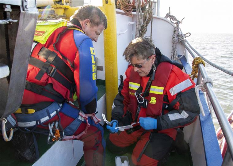 Dorum: Die DLRG-Retter trainieren auf dem Wasser Vor Dorum hat es am Samstag eine Übung mit der DLRG gegeben.