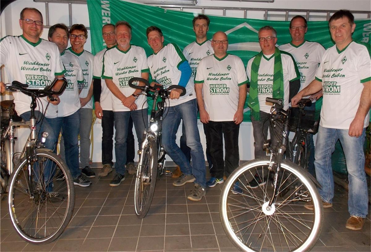 „Waddenser Werder-Buben“ sind gespannt auf die „Geisterspiele“ Vor drei Jahren fuhren die „Werder-Buben“ mit dem Fahrrad nach Bremen, um sich das Heimspiel gegen die TSG Hoffenheim anzuschauen. Die für dieses Jahr geplante Tour nach Paderborn fällt aus. Sie sollte am 25. April stattfinden.