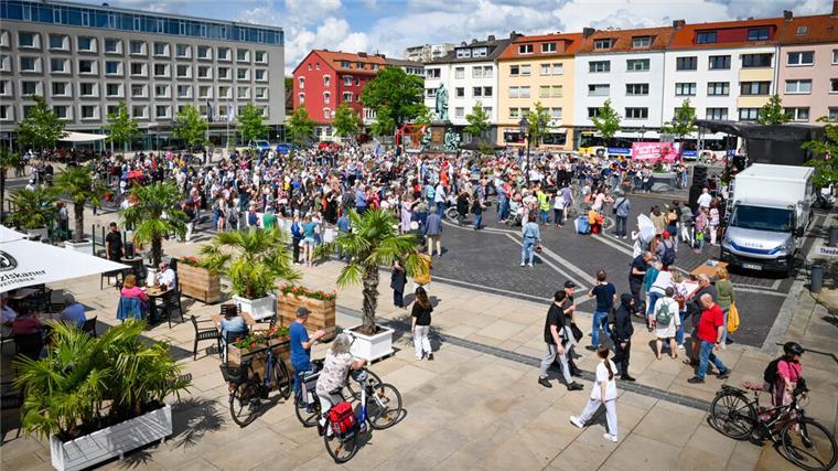 Im Februar auf dem Theodor-Heuss-Platz: Kundgebung für Demokratie und Vielfalt Kundgebung auf einem Platz in Bremerhaven
