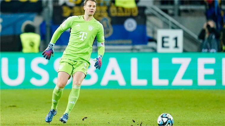 Rasen als Stolperfalle? Bayern spielen auch im „Himalaya“ Vor einem Jahr strauchelten die Bayern, hier Manuel Neuer am Ball, auf dem vom Regen aufgeweichten Rasen in Saarbrücken.
