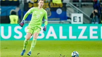 Vor einem Jahr strauchelten die Bayern, hier Manuel Neuer am Ball, auf dem vom Regen aufgeweichten Rasen in Saarbrücken. 