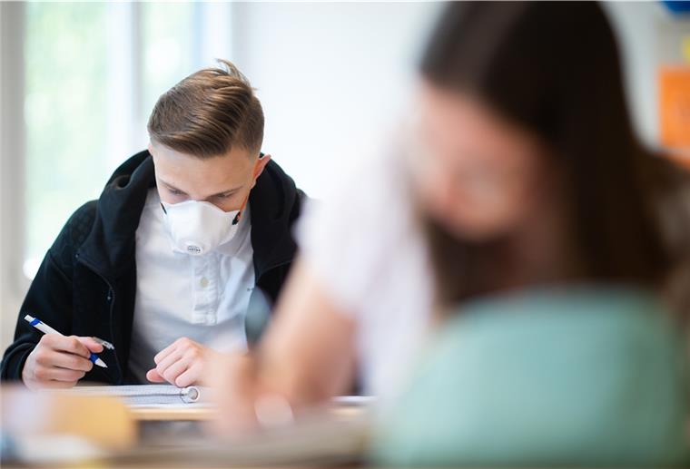 Vor einem Jahr undenkbar, heute Standard: Kinder kommen mit Mund-Nase-Schutzmaske zum Unterricht, um der Corona-Ausbreitung vorzubeugen. Das Virus hat den Schulalltag ziemlich auf den Kopf gestellt.