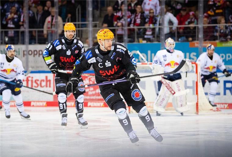 Bereit für Spiel drei: Fischtown Pinguins wollen die Matchpucks Vor einem Jahr war München noch der große Favorit. In diesem Jahr sind die Pinguins um Kapitän Jan Urbas jedoch mehr als ein ebenbürtiger Gegner.