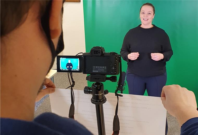 Aeronauticum: Via Video in die Schülerköpfe Vor einer grünen Wand spricht Museumspädagogin Katja Tiltmann die Texte für die ersten Lernvideos ein, die das Aeronauticum vor allem für Schüler produzieren will.