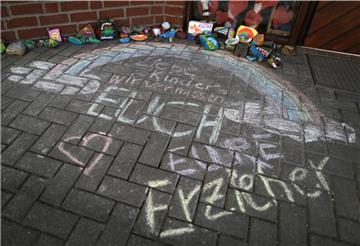 Vor einer Kita: „Liebe Kinder, wir vermissen Euch, Eure Erzieher“ auf den Boden geschrieben. Eltern stellen die geschlossenen Kitas vor noch größere Probleme.