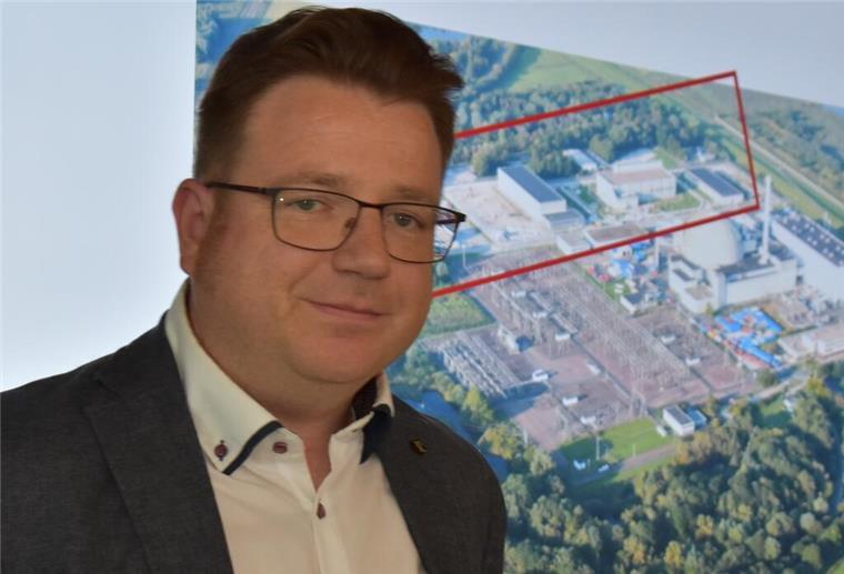 Zwischenlager in Kleinensiel: Hier wird kräftig investiert Vor einer Luftbild-Projektion des Kraftwerksgeländes mit dem rot markierten Bereich der Zwischenlager: stellvertretender Zwischenlager-Leiter Stephan Thode.