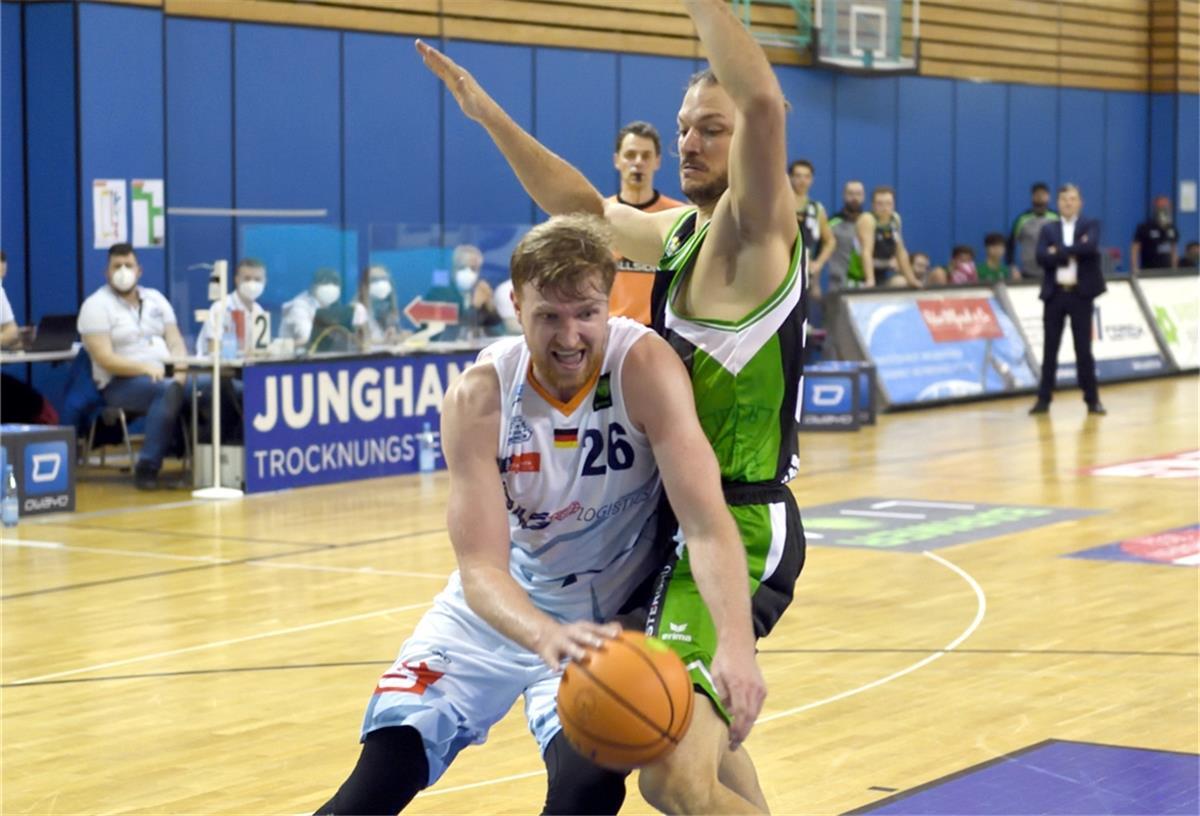Vor einer Woche hat das Team um Eisbären-Kapitän Max Ugrai (links) eine Heimniederlage gegen Trier kassiert. Das Rückspiel findet heute wegen mehrerer Corona-Fälle bei den Gladiators nicht statt. 