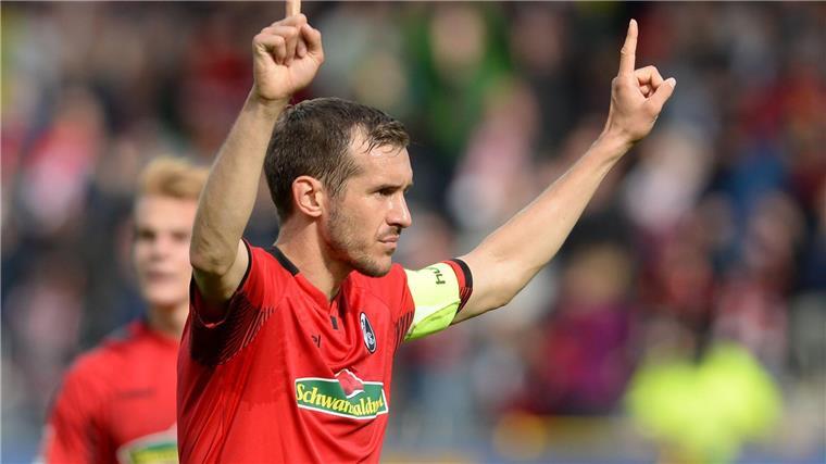 SC Freiburg startet mit Coach Schuster in Vorbereitung Vor einigen Jahren noch im Trikot, nun an der Seitenlinie: SC-Coach Julian Schuster startet in die Saisonvorbereitung.