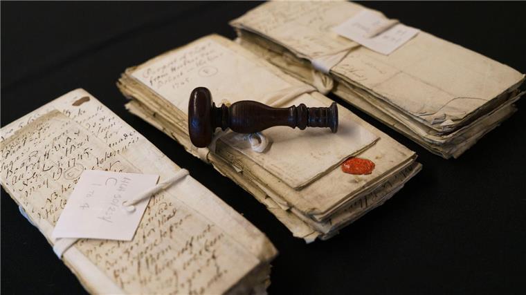 Reisetruhe mit Hunderten Briefen aus dem 18. Jahrhundert Vor fast 300 Jahren verlor ein Hamburger Kaufmann eine Truhe mit unzähligen Briefen. Nun wurden sie wieder entdeckt.