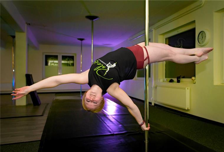 Vor gut einem Jahr hat Carolyn Böckenholt das Poledance-Studio in Bremerhaven übernommen. Jetzt trainiert die 23-Jährige Frauen, Männer und Kinder.