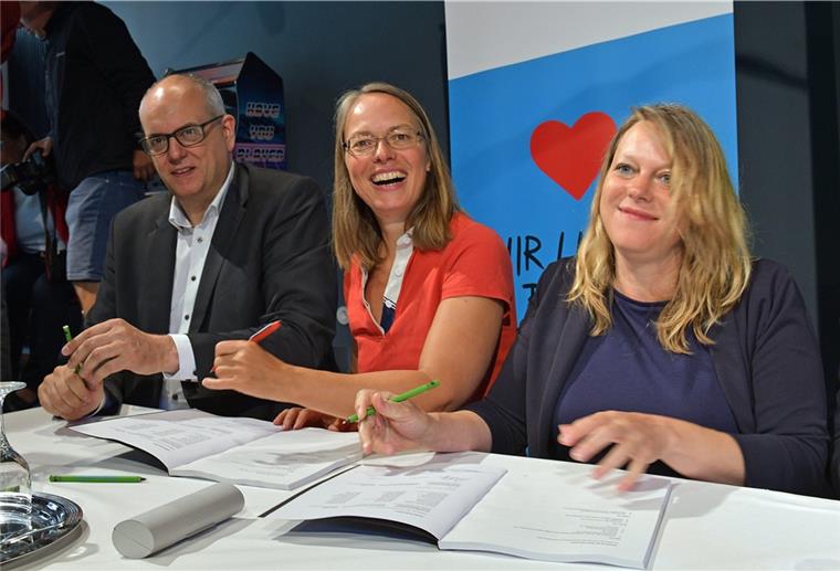 Richterin mit Blick auf Kinder und Jugendliche Vor gut zwei Jahren unterzeichnete Sascha Aulepp (Mitte) als SPD-Landesvorsitzende den rot-grün-roten Koalitonsvertrag.
