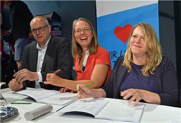Vor gut zwei Jahren unterzeichnete Sascha Aulepp (Mitte) als SPD-Landesvorsitzende den rot-grün-roten Koalitonsvertrag.
