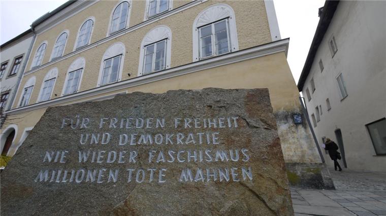 Österreich will Geburtshaus von Hitler enteignen Vor Hitlers Geburtshaus in Braunau steht ein Gedenkstein aus dem ehemaligen KZ-Mauthausen.