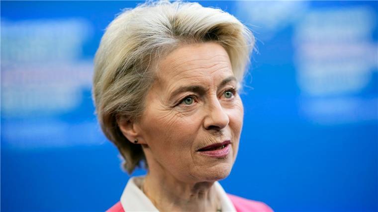 Nach Aufruf: Von der Leyen leistet Hilfe auf Flug Vor ihrer politischen Laufbahn arbeitete Ursula von der Leyen als Assistenzärztin. (Archivbild)