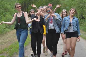 Vor Kälte bibbernd, aber bestens gelaunt trifft diese Mädchengruppe am Festivalgelände ein.