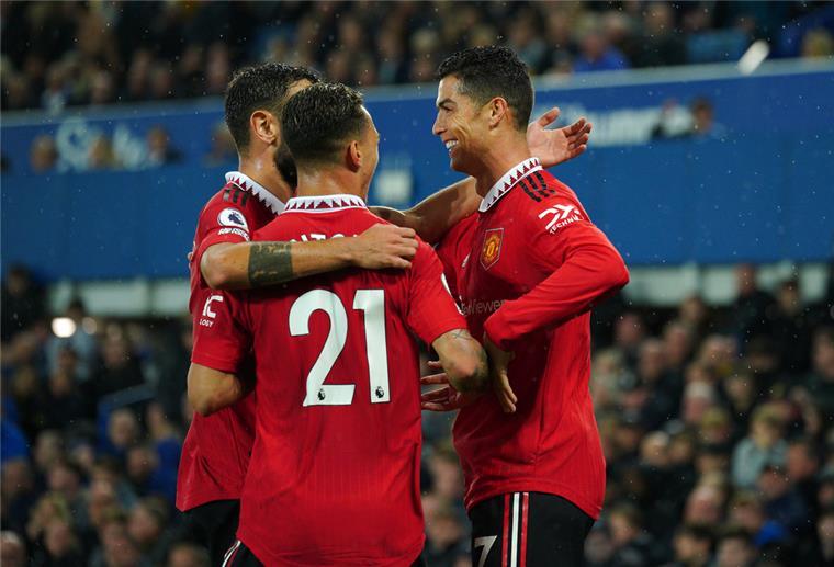 Nach Trennung von Ronaldo: Manchester United steht zum Verkauf Cristiano Ronaldo (r) von Manchester United jubelt mit seinen Teamkollegen