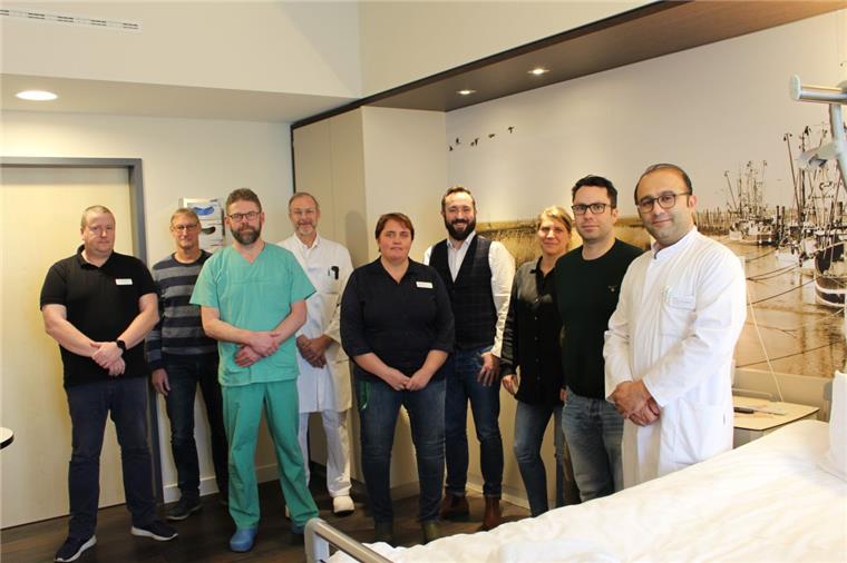 Nordenham: Klinik bekommt Patientenzimmer speziell für Demente Vor Ort an dem Projekt beteiligt sind (von links): Alexander Knecht (EDV), Ralf Heruth (Haustechnik), Jens Kathmann-Frerichs (Oberarzt Unfallchirurgie und Orthopädie), Jörg Retzlaff (Chefarzt Unfallchirurgie und Orthopädie), Kathrin Nehls (Pflegedirektorin), Georg Thiessen (Klinikgeschäftsführer), Maren Christina Geissler (Innovationsmanagerin), Dr. Konstantin Lekkos (Mitinitiator) und Dr. Orhan Kahraman (Ärztlicher Direktor).