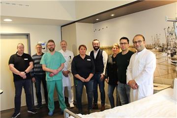 Vor Ort an dem Projekt beteiligt sind (von links): Alexander Knecht (EDV), Ralf Heruth (Haustechnik), Jens Kathmann-Frerichs (Oberarzt Unfallchirurgie und Orthopädie), Jörg Retzlaff (Chefarzt Unfallchirurgie und Orthopädie), Kathrin Nehls (Pflegedirektorin), Georg Thiessen (Klinikgeschäftsführer), Maren Christina Geissler (Innovationsmanagerin), Dr. Konstantin Lekkos (Mitinitiator) und Dr. Orhan Kahraman (Ärztlicher Direktor).