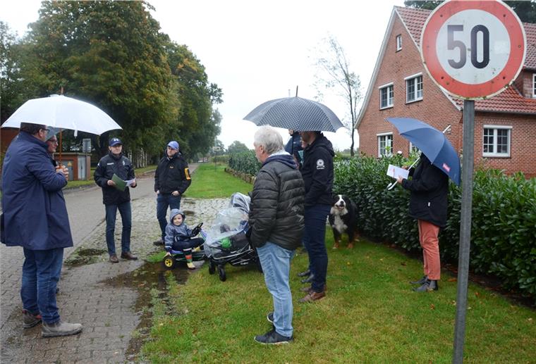 Sie haben die Sicherheit der Selsinger im Blick Vor-Ort-Termin mit Anwohnern: Der Selsinger Bauamtsleiter Jan Postels (Dritter von links) erläutert den Mitgliedern des Bauausschusses den Wunsch von Anliegern nach einer Ausweisung der Parnewinkler Dorfstraße zu einer Tempo-30-Zone.
