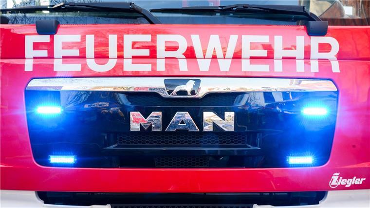 Landkreis räumt auf verseuchtem Grundstück auf Vor rund einem Jahr zerstörte ein Großbrand ein illegales Drogenlabor - noch immer befinden sich auf dem Gelände gefährliche Stoffe. (Symbolfoto)