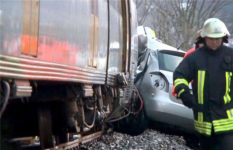 Zusammengefasst! Das war der Dienstag im nord24-Land Vor sechs Tagen starb in Lübbecke eine Frau in diesem Auto, die von einem Zug erfasst wurde. Im Landkreis Wittmund hatte ein Autofahrer etwas mehr Glück.