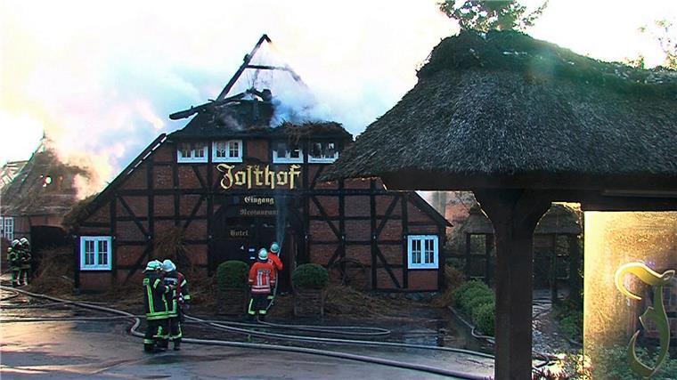 Josthof im Wiederaufbau - Weihnachtsmarkt macht Mut Vor sieben Jahren brannte hier ein großer Teil eines Reetdach-Ensembles ab.