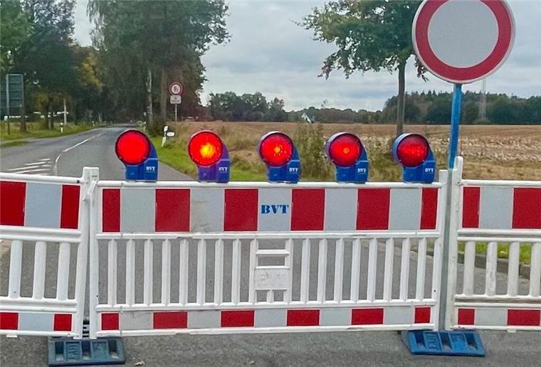 Achtung, Sperrung! K191 wird zur grünen Baustelle Sperren stehen an einer Straße