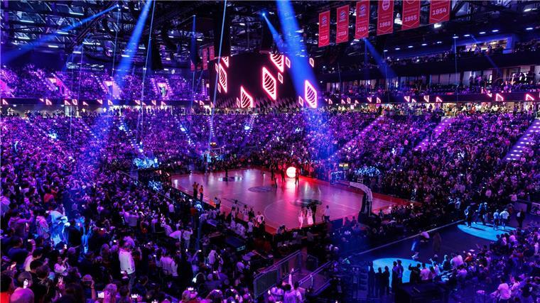 Bayern-Basketballer mit sportlichem Signal und Technik-Frust Vor Spielbeginn gab es eine kleine Eröffnungszeremonie.