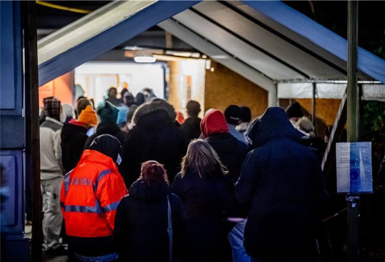 Hier solltet Ihr die Corona-Warn-App besser abschalten Vor Testzentren wie hier in Speckenbüttel kann es derzeit voll werden.