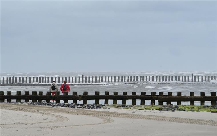 Vor Wangerooge (Foto) haben Seenotretter eine Fähre freischleppen können.