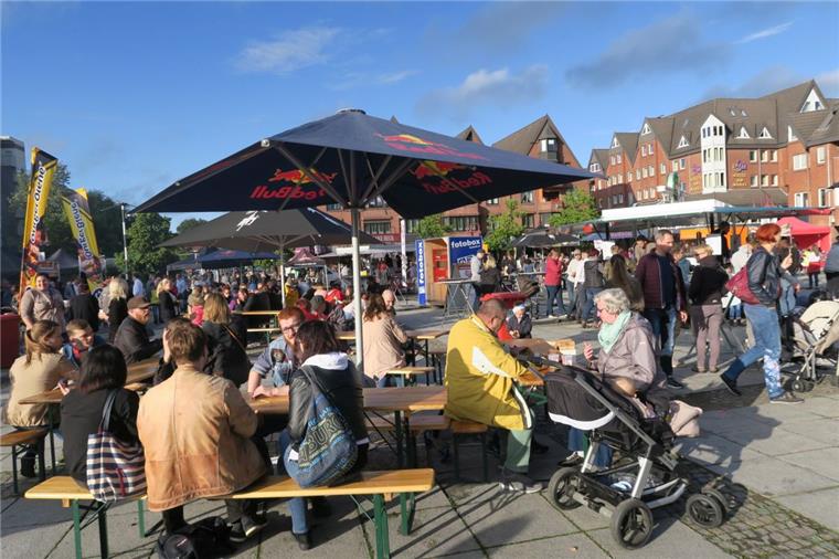 Ochsenmarkt lockt in die Nordenhamer Innenstadt Vor zwei Jahren ließen sich beim Streetfood-Circus viele Kundinnen und Kunden zum Probieren locken.