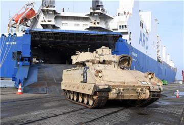 Vor zwei Jahren wurde im Kaiserhafen das Gerät einer ganzen US-Brigade in Richtung Polen verladen. 