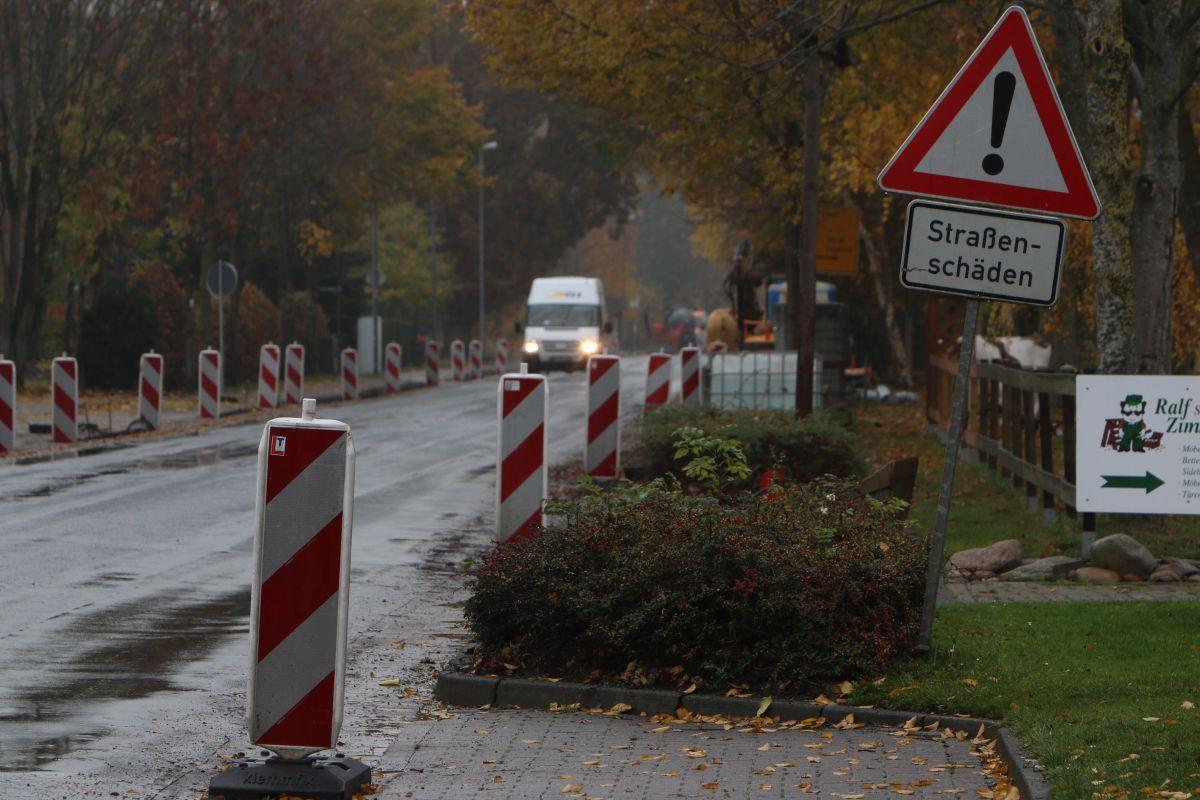 Stollhamm für drei Wochen dicht: Lange Umwege in Butjadingen Voraussichtlich drei Wochen lang wird Stollhamm für den Verkehr gesperrt. Grund sind Arbeiten an der Fahrbahndecke auf den Landesstraßen 855 und 860.
