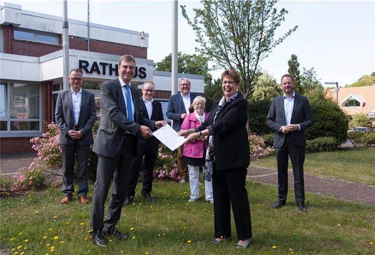 Voraussichtlich in Nordholz oder Dorum soll eines der ersten „Regionalen Versorgungszentren“ mit dem Schwerpunkt Ärzteversorgung entstehen. Regionalministerin Birgit Honé (SPD, vorn rechts) überreichte Landrat Kai-Uwe Bielefeld (Vordergrund links) am Montag den ersten Förderscheck über 105.000 Euro.