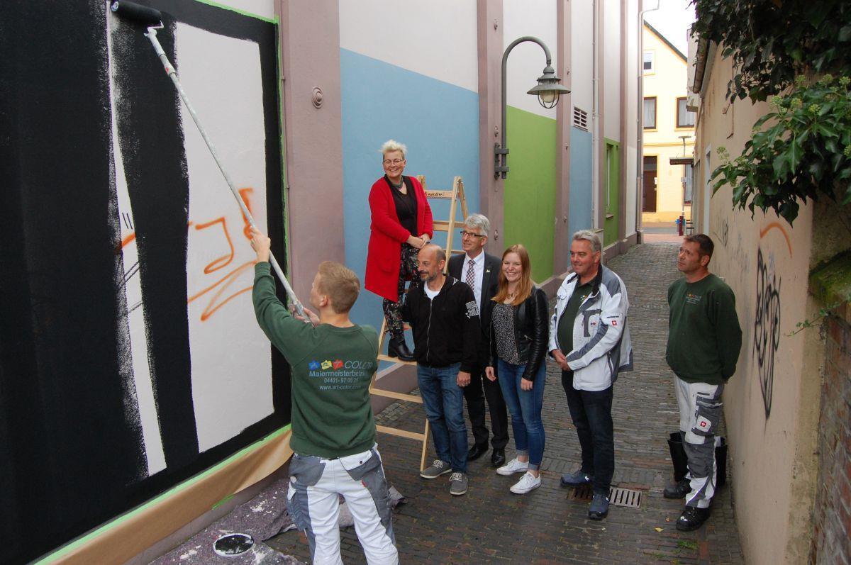 Brake: Art-Festival sorgt für Farbe im Putjengang Vorbereitungen für das Festival: Die Wände der Begegnungsstätte wurden bunt grundiert.