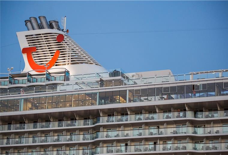 „Mein Schiff“ soll im Mai wieder touren Vorbereitungen für eine Rückkehr: Das Kreuzfahrtschiff „Mein Schiff 6" wird nach Rostock zur „Mein Schiff 4“ fahren.
