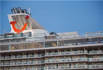 Vorbereitungen für eine Rückkehr: Das Kreuzfahrtschiff „Mein Schiff 6" wird nach Rostock zur „Mein Schiff 4“ fahren.