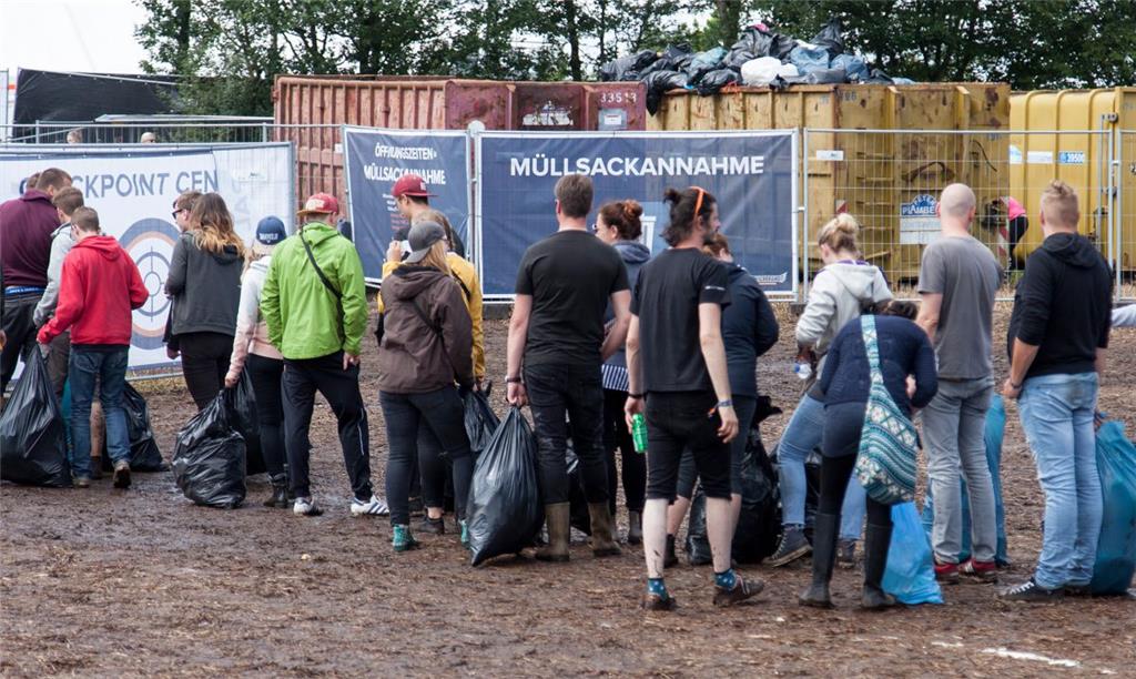 Vorbildliche Festivalbesucher, die ihren Müllsack abgaben, bekamen 10 Euro zurück. Foto: Leuschner
