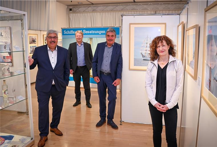 150 Fotos voller Sail-Atmosphäre „Vorfreude auf die Sail 2021“: Oberbürgermeister Melf Grantz (von links), Dr. Ralf Meyer, Geschäftsführer der Erlebnis Bremerhaven, Fotograf Wolfhard Scheer und Museumsdirektorin Dr. Anja Benscheidt in der neuen Sonderausstellung.