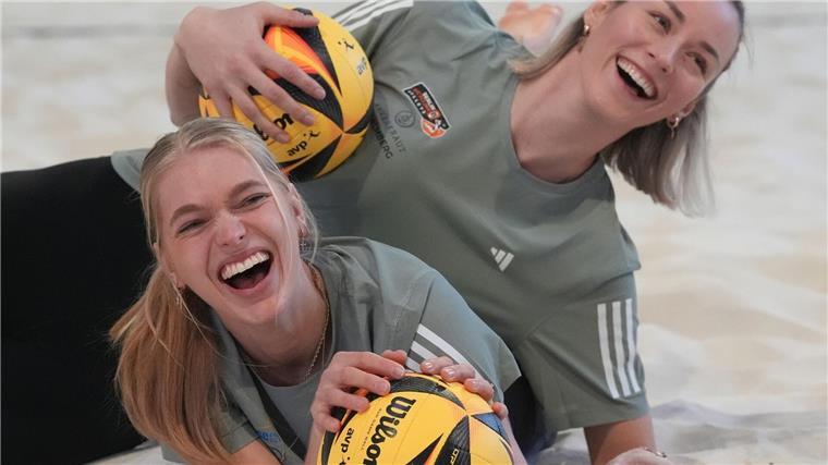 „Hund und Welpe“: Lippmann/Bock starten ihr Experiment Vorfreude auf Neues: Das Beach-Volleyball-Duo Louisa Lippmann (r) und Linda Bock.