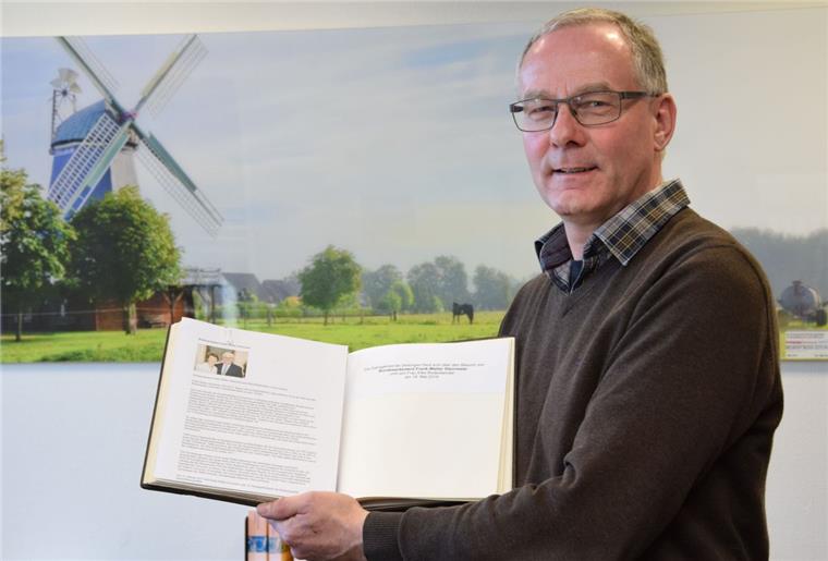 Fallschirmjäger-Kaserne in Seedorf freut sich auf hohen Besuch Vorfreude: Samtgemeinde-Bürgermeister Gerhard Kahrs zeigt das Goldene Buch, in das sich Bundespräsident Frank-Walter Steinmeier am Montag im Rathaus in Selsingen eintragen wird. Zuvor besucht das Staatsoberhaupt die Kaserne in Seedorf.