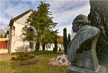Vorne Bauerngehöft und hinten Künstlervilla: das 170 Jahre alte Hermann-Allmers-Haus in Rechtenfleth. 