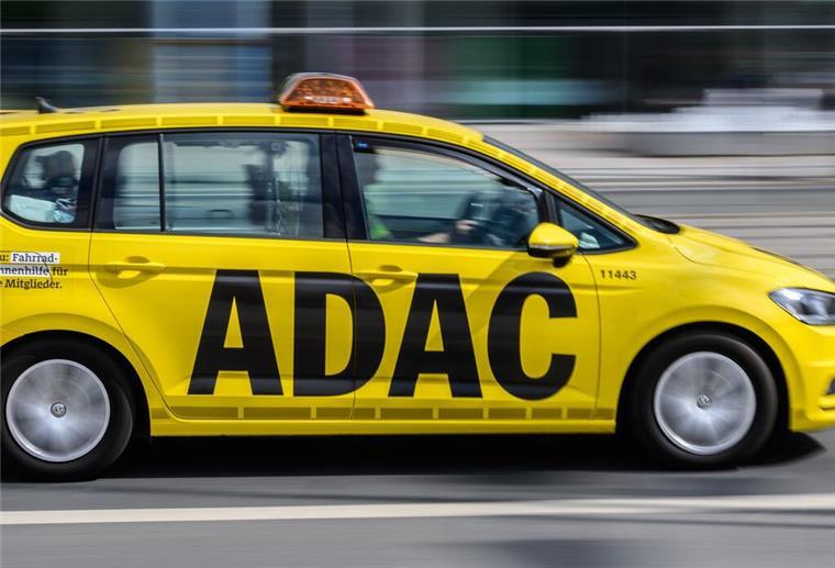 ADAC warnt! So dreist überrumpeln falsche Pannenhelfer ahnungslose Urlauber Ein ADAC-Auto fährt über eine Straße.