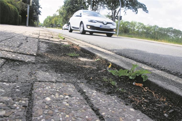 Nordenham: Stadt lässt für 483.140 Euro Geh- und Radwege sanieren Vorsicht, Stolpergefahr: Für Ausbesserungsarbeiten an der Ostseite des Mittelwegs stellt die Stadt 70 .040 Euro bereit.