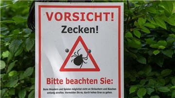 „Vorsicht! Zecken!“ steht auf einem Warnschild im Biosphärenreservat Schorfheide-Chorin.
