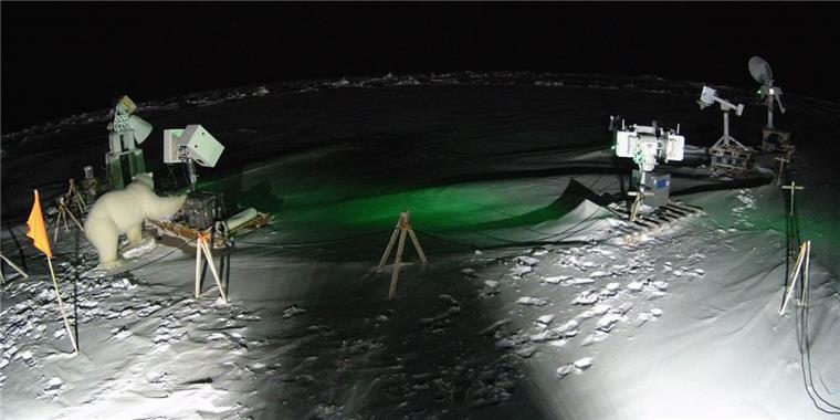 Neugieriger Eisbär verstellt Messstation der "Polarstern" Vorsichtig erkundet ein Eisbär kurz nach Mitternacht die Mess-Station der "Polarstern".